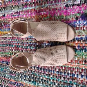 Marc Fisher shade nude open toe shoes